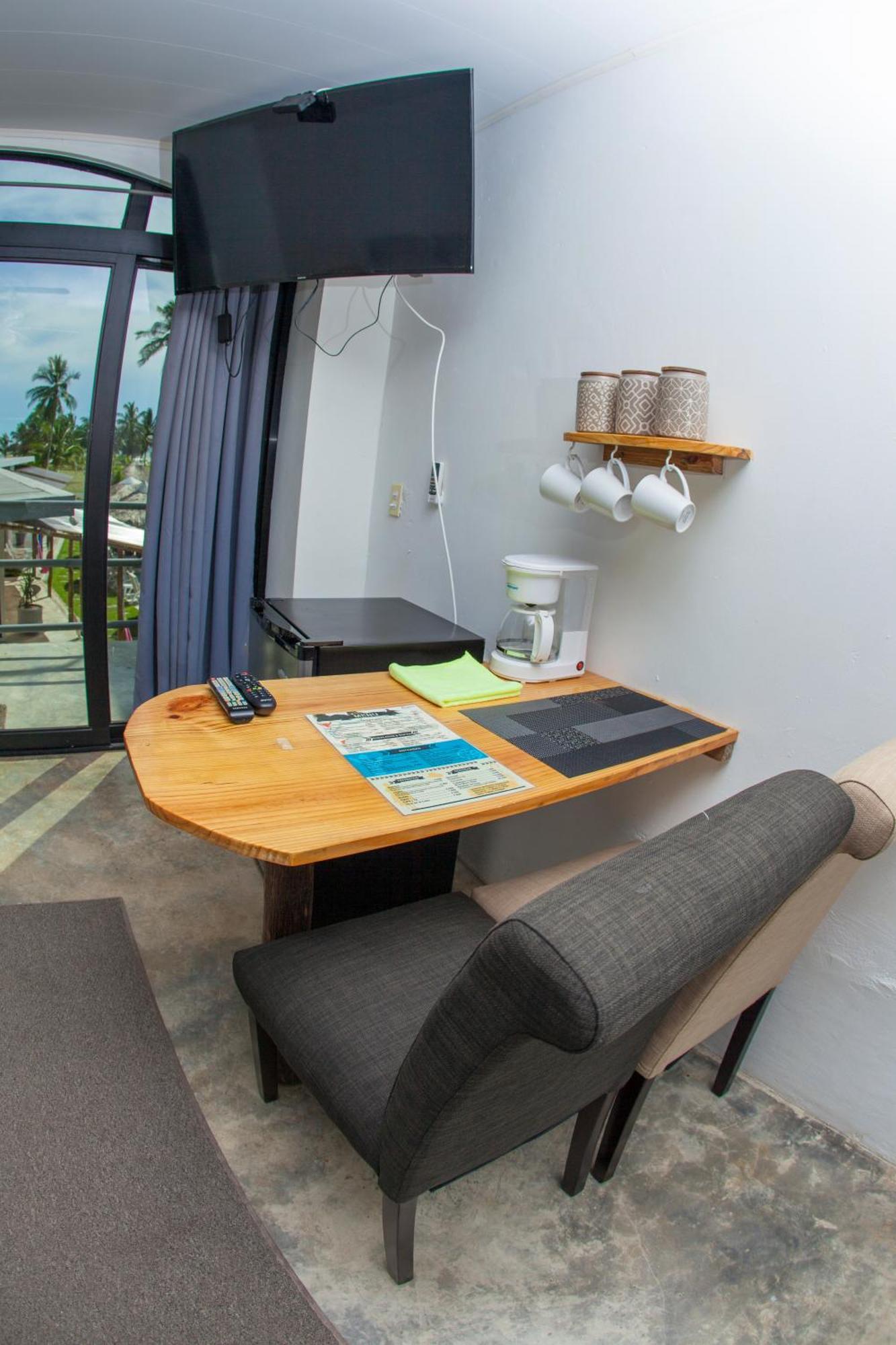 Show Pony Beach Resort And Suites Las Lajas  Eksteriør bilde